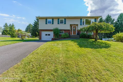 6 Mallard Ln, Latham, NY 12110