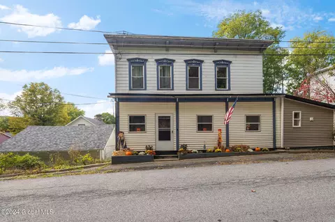 17 Schaghticoke Rd, Valley Falls, NY 12185