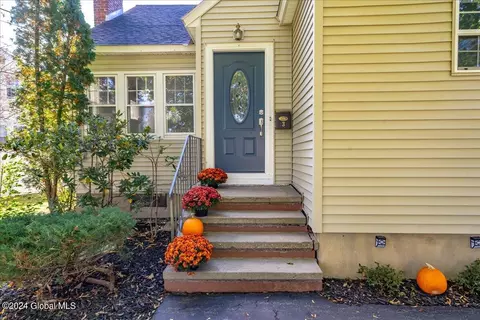 3 Continental Rd, Rotterdam, NY 12306