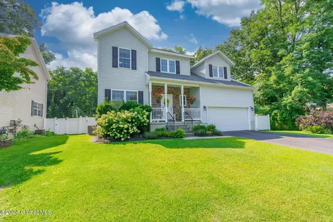 29 Dussault Dr, Latham, NY 12110