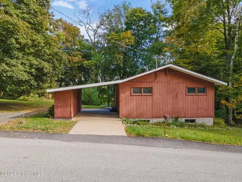 8 Cramer Ridge Rd, Lake George, NY 12845