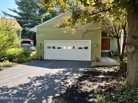 59 E Loudonwood, Loudonville, NY 12211