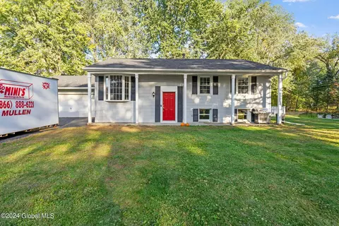 5 Comely Ln, Latham, NY 12110