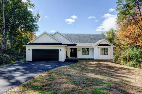 16 Greenbush Ave, East Greenbush, NY 12061