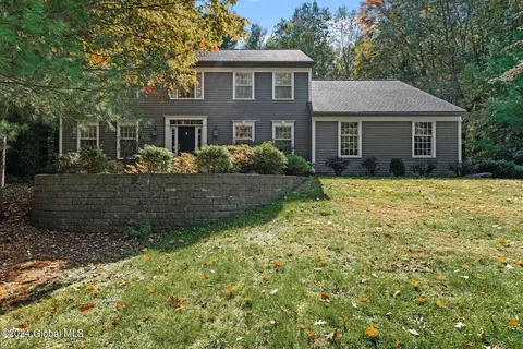 10 Wildwood Ct, Clifton Park, NY 12065