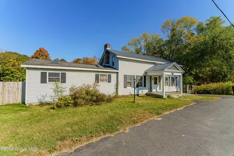 131 Tomhannock Rd, Valley Falls, NY 12185