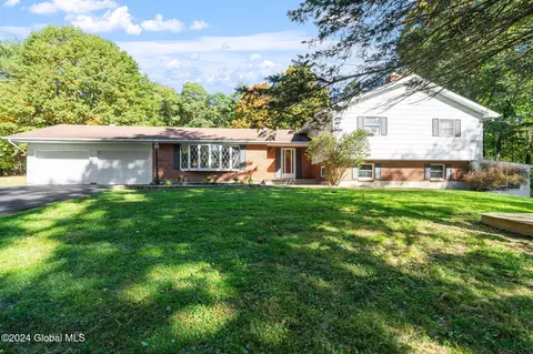 4 Carville Ln, East Greenbush, NY 12061