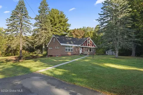 1079 Winne Rd, Niskayuna, NY 12309