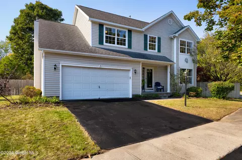 3 Maxwell Dr, Saratoga Springs, NY 12866