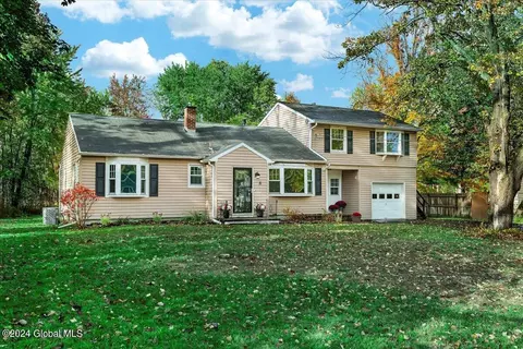 8 Lenann Dr, Altamont, NY 12009