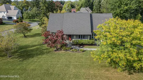 201 Brittany Pl, Niskayuna, NY 12309