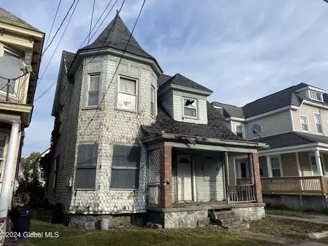 27 Robinson St, Schenectady, NY 12304
