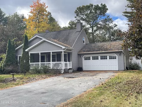 28 Tanglewood Dr, South Glens Falls, NY 12803