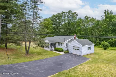 156 Clamsteam Rd, Halfmoon, NY 12065