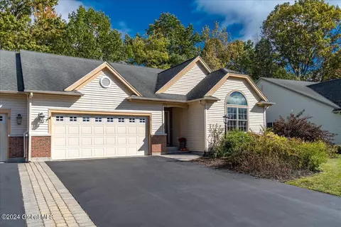 15 Camden Cir, Delmar, NY 12054