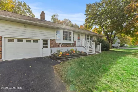 4 Gretel Ter, Ballston Lake, NY 12019