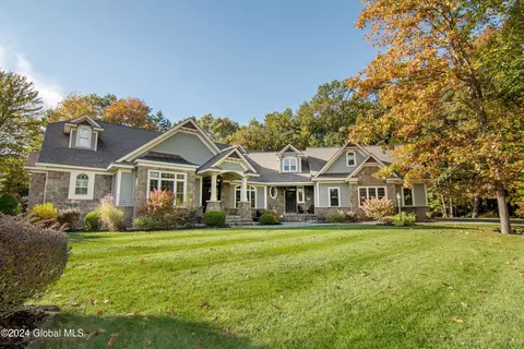 25 Foxhound Run, Saratoga Springs, NY 12866