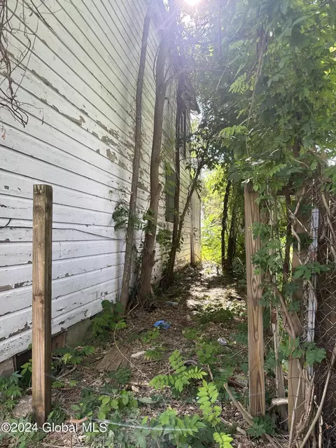 28 Moyston St, Schenectady, NY 12307 photo 5