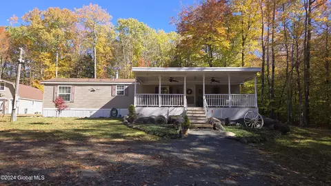 432 Toad Point Rd, Petersburgh, NY 12138