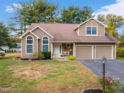 4 W Sky Ln, Clifton Park, NY 12065