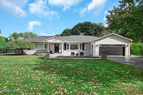 7 Farnam Ln, Troy, NY 12180