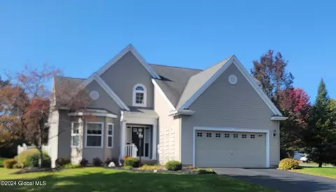 10 Danbury Ct, Clifton Park, NY 12065