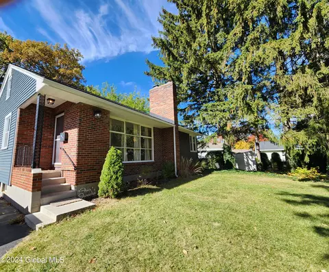 4 Juracka Pkwy, Schenectady, NY 12306