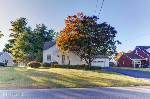 6 Colonial Dr, Rotterdam, NY 12306