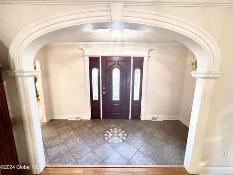 Entry Way - 2138 Greenpoint Ave, Schenectady, NY 12303 photo 2 of 4