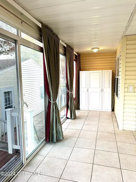 Exterior - 2138 Greenpoint Ave, Schenectady, NY 12303 photo 7 of 15