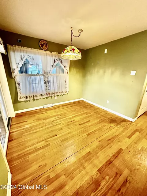 Dining - 2138 Greenpoint Ave, Schenectady, NY 12303 photo 2 of 5