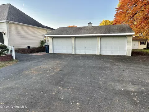 Exterior - 2138 Greenpoint Ave, Schenectady, NY 12303 photo 14 of 15