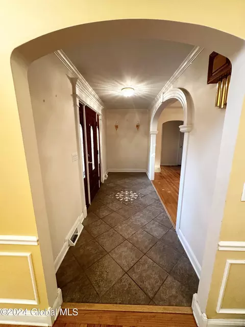 Entry Way - 2138 Greenpoint Ave, Schenectady, NY 12303 photo 3 of 4