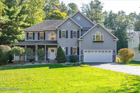 10 Harvest Ln, Wilton, NY 12831