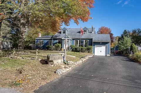 4 Bossi Ln, Schenectady, NY 12303