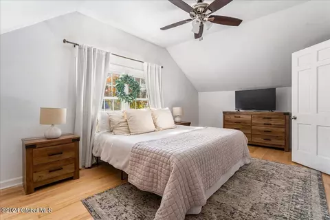Bedroom - 227 Eastholm Rd, Schenectady, NY 12304 photo 3 of 4