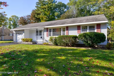 11 Crommelin Dr, Saratoga Springs, NY 12866