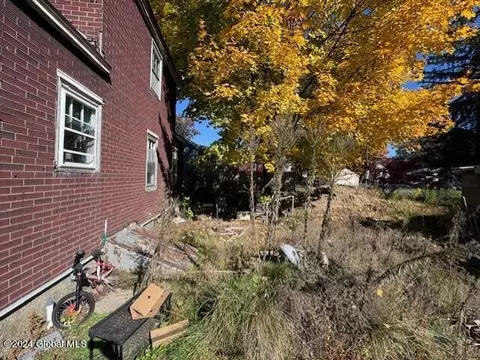 Exterior - 33 Pine St, Schenectady, NY 12302 photo 2 of 3