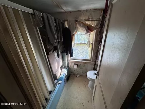Bath - 33 Pine St, Schenectady, NY 12302 photo 1 of 3