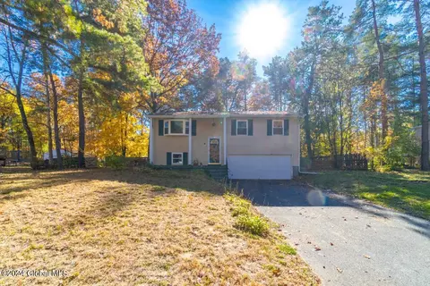 6 Surrey Ln, Ballston Spa, NY 12020