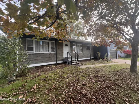 10 Windsor Dr, Gloversville, NY 12078
