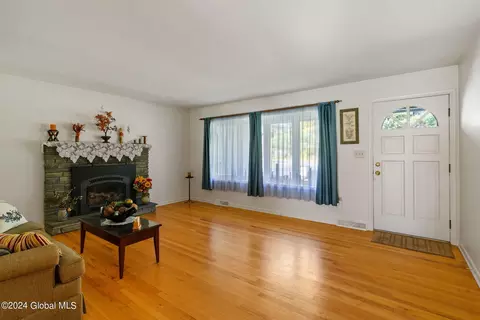 Living - 34 Tieman Rd, Glenville, NY 12302 photo 2 of 4