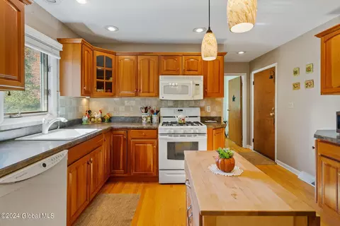 Kitchen - 34 Tieman Rd, Glenville, NY 12302 photo 4 of 6