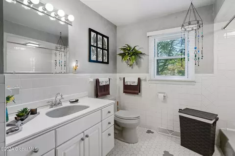 Bath - 34 Tieman Rd, Glenville, NY 12302 photo 4 of 5