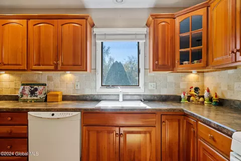 Kitchen - 34 Tieman Rd, Glenville, NY 12302 photo 5 of 6