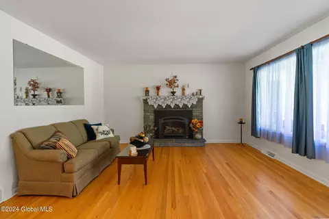 Living - 34 Tieman Rd, Glenville, NY 12302 photo 3 of 4
