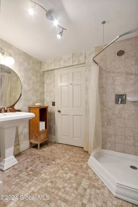 Bath - 1361 Clauverwie Rd, Middleburgh, NY 12122 photo 1 of 2