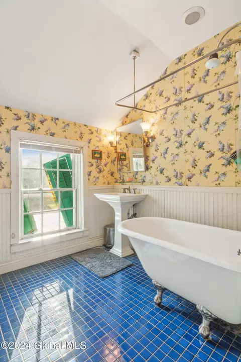 Bath - 1361 Clauverwie Rd, Middleburgh, NY 12122 photo 2 of 2