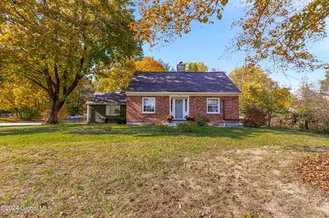 1137 Godfrey Ln, Niskayuna, NY 12309