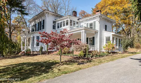 65 Bushwick Rd, Poughkeepsie, NY 12603